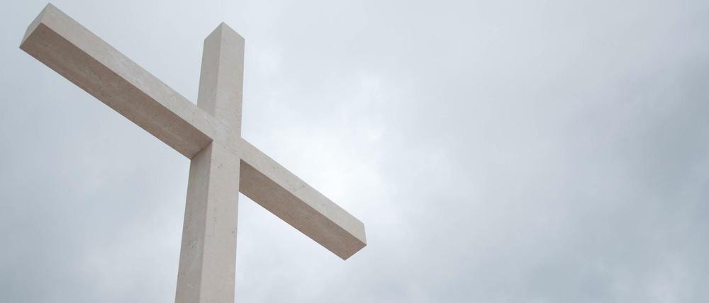 Kreuz vor Himmel (Symbolbild).