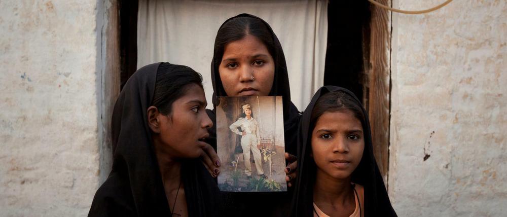 Als Asia Bibi noch im Gefängnis saß, protestierten die drei Töchter Asia Bibis mit einem Foto ihrer Mutter gegen die Inhaftierung.