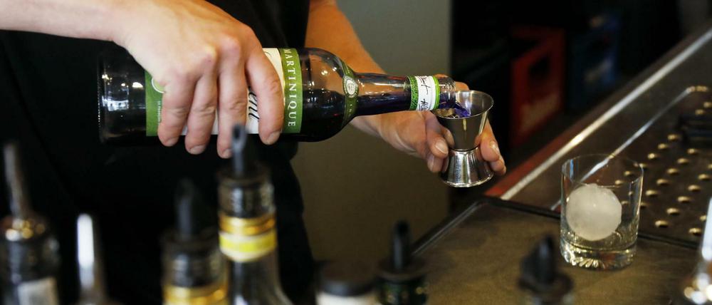Barkeeper mixt einen Drink.