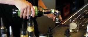 Barkeeper mixt einen Drink.