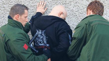 Zupackend. Die Mega-Einheit hat Neonazis schon viele Auftritte verleidet, wie bei dieser Kontrolle im Jahr 2005 am Soldatenfriedhof in Halbe.