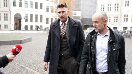 Gefragter Mann. Nicklas Bendtner (l.), begleitet von seinem Anders Nemeth, muss viele Antworten geben - aber nicht aus sportlichen Gründen.