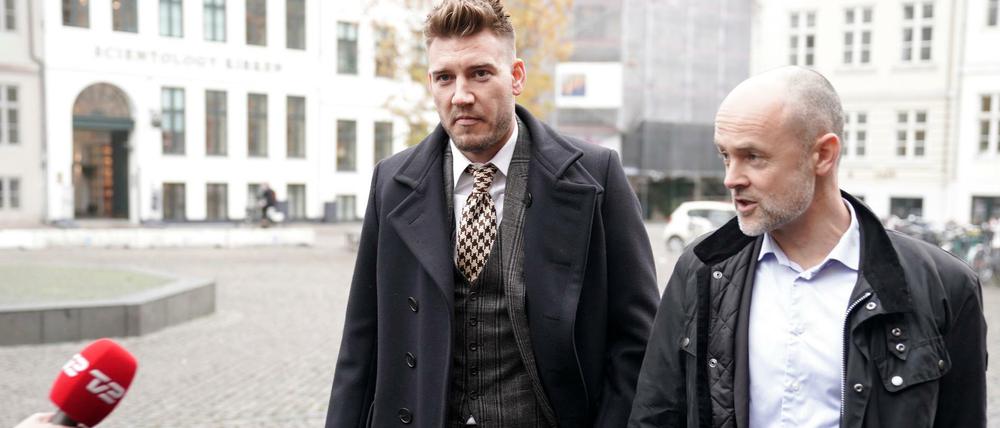 Gefragter Mann. Nicklas Bendtner (l.), begleitet von seinem Anders Nemeth, muss viele Antworten geben - aber nicht aus sportlichen Gründen.