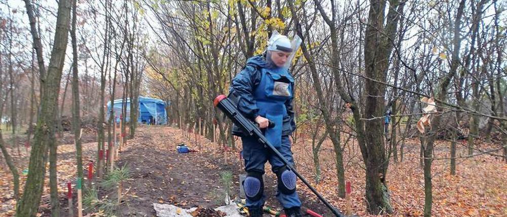 Minensucher im Donbass.