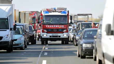 Rettungsgasse im Stau hinter einer Unfallstelle auf der Autobahn 14 bei Tornau (Sachsen-Anhalt)