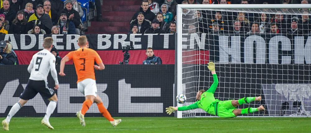Vergeblich gestreckt. Torwart Jasper Cillessen aus den Niederlanden kommt nicht an den Schuss von Timo Werner (l.).