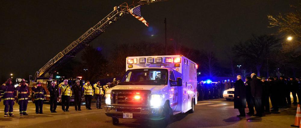 Polizisten und Feuerwehrleute aus Chicago bilden eine Ehrengarde für den bei einer Schießerei getöteten Polizisten.