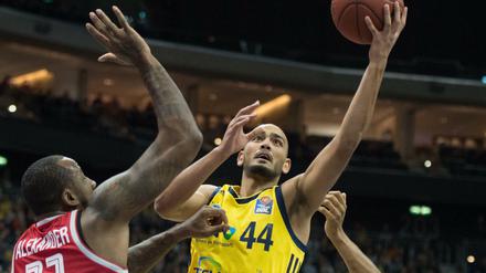 Stefan Peno (Nr. 44) spielt den Ball zum Korb. 
