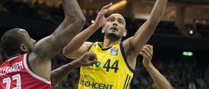 Stefan Peno (Nr. 44) spielt den Ball zum Korb.