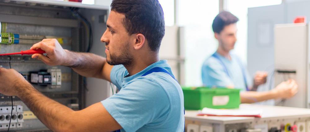 Nach dem geplanten Zuwanderungsgesetz dürfen Auszubildende während ihrer Lehre und zwei Jahre danach nicht abgeschoben werden.