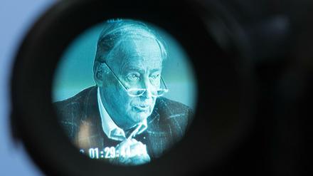 Nicht über jedes Stöckchen springen, heißt für die Medien nicht, Grenzüberschreitungen wie beim „Vogelschiss“-Zitat von Alexander Gauland unwidersprochen stehen zu lassen, sagt Bernd Gäbler, Autor der Studie „AfD und Medien“. 