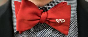 Ein SPD-Mitglied trägt am 17.01.2018 in Mainz eine SPD-Fliege. Die Berliner SPD bekommt nach dem Votum für Koalitionsgespräche mit der Union neuen Zulauf. Seit Sonntagnachmittag seien rund 70 Anträge auf eine Parteimitgliedschaft eingegangen, sagte eine Sprecherin. (zu «Berliner SPD: Rund 70 Neueintritte seit GroKo-Votum») Foto: Andreas Arnold/dpa +++(c) dpa - Bildfunk+++