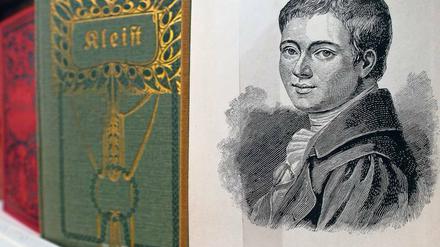 Porträt Heinrich von Kleists und historische Ausgaben seiner Werke in einem Bücherregal.