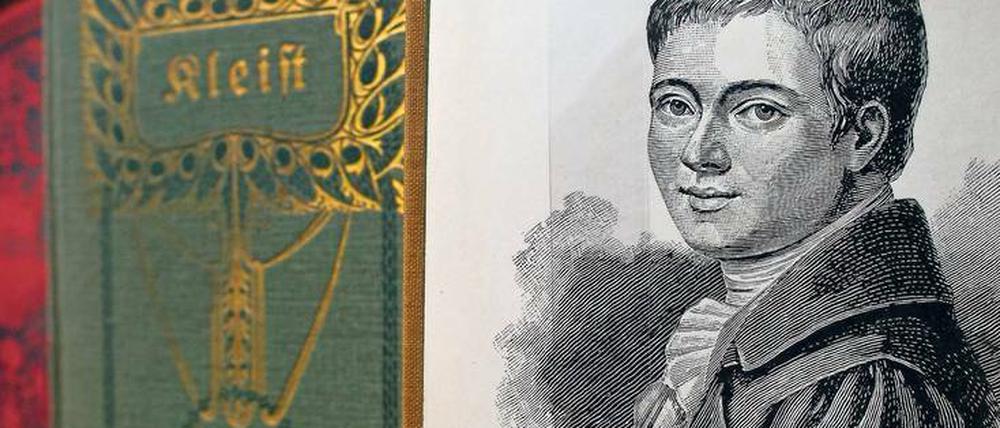 Porträt Heinrich von Kleists und historische Ausgaben seiner Werke in einem Bücherregal.