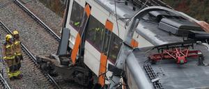 Rettungskräfte befinden sich am entgleisten Zug zwischen Terrassa und Manresa, in der Nähe von Barcelona.