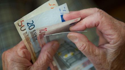 Eine ältere Frau zählt Geld. (Symbolbild)