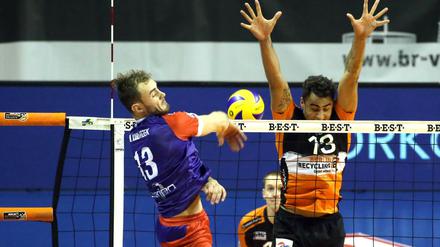 Benjamin Patch (r.) und die BR Volleys waren chancenlos gegen die United Volleys (hier Moritz Karlitzek). 