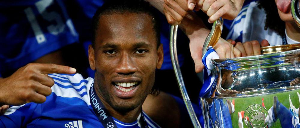 Sein größter Moment Didier Drogba mit dem Champions-League-Pokal, den er 2012 mit Chelsea gewann.
