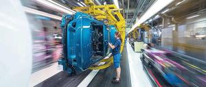 Bei der sogenannten Schwenkmontage wird die Karosserie zur Seite gekippt, sodass die Beschäftigten nicht über dem Kopf arbeiten müssen. 