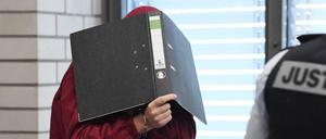 Dem 34 Jahre alter Schwimmlehrer wird vorgeworfen, sich an kleinen Mädchen vergangen zu haben.