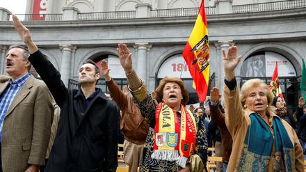 In Spanien erlaubt: Der Faschistengruß findet bei Franco-Anhängern noch rege Anwendung.