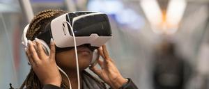 Nutzer können mittels VR-Brillen in Virtual Reality-Geschichten eintauchen (Symbolbild).