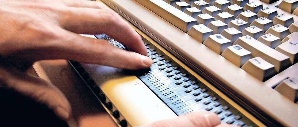 Computertastaturen mit Brailleschrift oder Screenreader, die Mails vorlesen: Das sind Beispiele dafür, wie in Unternehmen alle mitreden können.