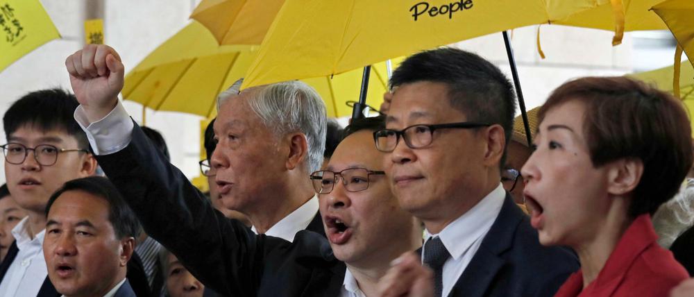 Anführer der "Occupy Central"-Bewegung protestieren vor einem Gericht in Hongkong, in dem am Montag ihr Prozess begann.