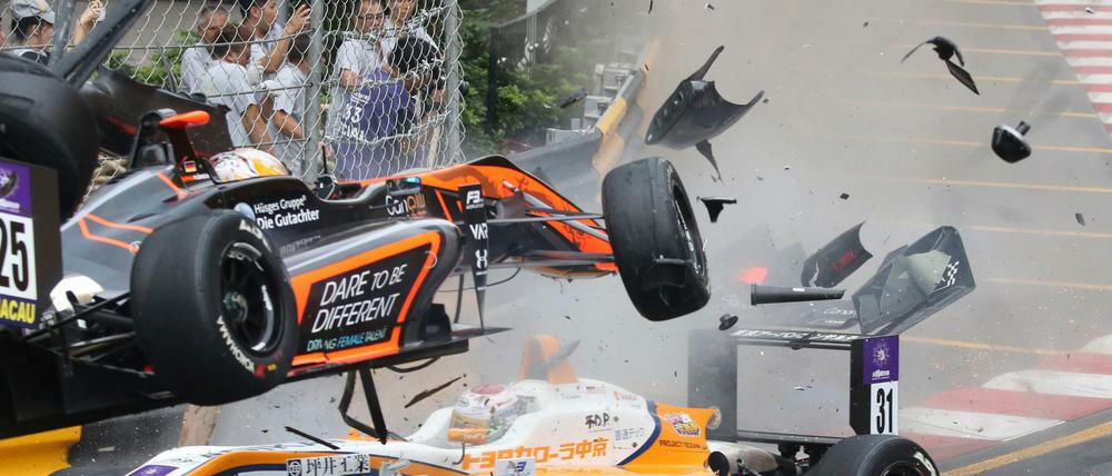 Sophia Flörsch (oben) flog bei ihrem Unfall meterweit durch die Luft. 