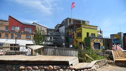 Das Holzmarkt-Dorf an der Spree bietet viel fürs Auge, doch die Zukunft sieht derzeit düster aus.