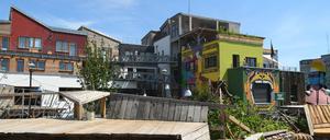 Das Holzmarkt-Dorf an der Spree bietet viel fürs Auge, doch die Zukunft sieht derzeit düster aus.