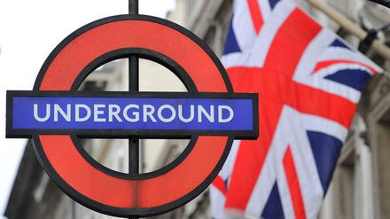 Ein Schild weist den Weg zur Londoner U-Bahn.