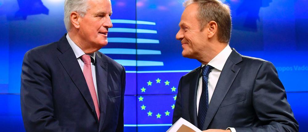 Der Brexit-Unterhändler der EU, Michel Barnier (L) gibt Donald Tusk den Entwurf des Austrittsvertrags am 15. November.