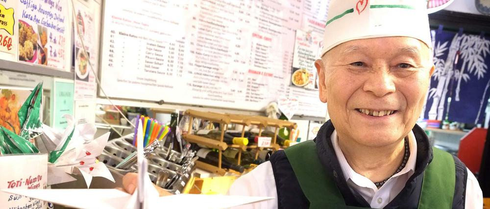 Immer mit Papiermütze. Fünfmal in der Woche kommt Kaiza Murata in seinen früheren Imbiss.