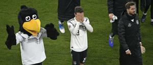 Augen zu und weg. Thomas Müller (M.), Maskottchen Paule und Kevin Trapp verlassen nach dem 2:2 gegen die Niederlande den Platz.