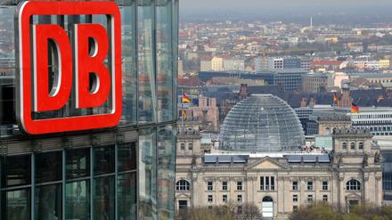 Unter Aufsicht. Bahn und Bundestag sind Nachbarn in Berlin. Mit Sorge blickt die Regierung auf den Staatskonzern. 