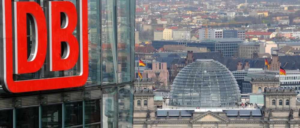 Unter Aufsicht. Bahn und Bundestag sind Nachbarn in Berlin. Mit Sorge blickt die Regierung auf den Staatskonzern.