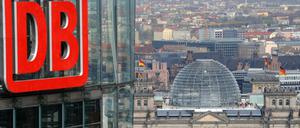 Unter Aufsicht. Bahn und Bundestag sind Nachbarn in Berlin. Mit Sorge blickt die Regierung auf den Staatskonzern. 