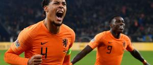 Hup, Holland, hup! Virgil van Dijk (l.) und Quincy Promes sorgen mit ihren Toren gegen Deutschland für den Gruppensieg.