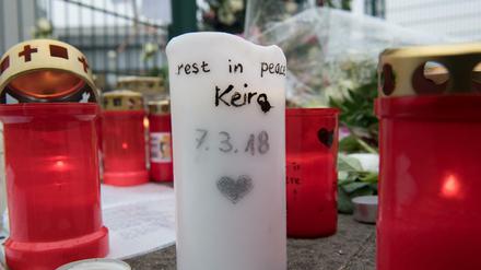 Blumen, Kerzen und Gedenkschreiben haben Menschen am Eingang zur Eisschnelllaufhalle an der Konrad-Wolf-Straße zum Gedenken an die ermordete Schülerin abgelegt.