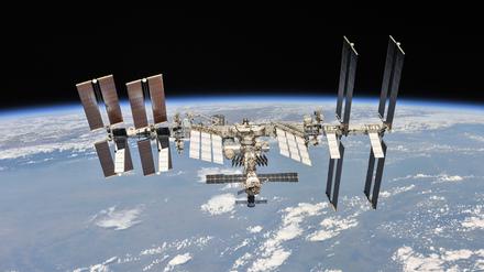 Die ISS hat seit 1998 insgesamt 232 Menschen beherbergt. Für eine Runde um die Erde braucht sie etwa 90 Minuten.