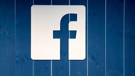 Das Logo von Facebook, aufgenommen in der Facebook-Zentrale in Hamburg.
