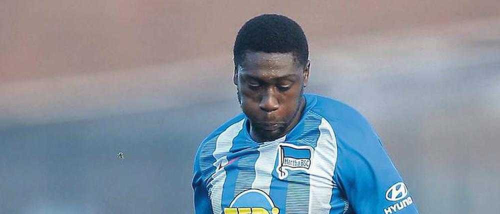 Groß, schnell – aber noch nicht sonderlich erfolgreich. Derrick Luckassen hat erst 160 Minuten, verteilt auf drei Einsätze, für Hertha BSC gespielt. Das ändert sich jetzt. 