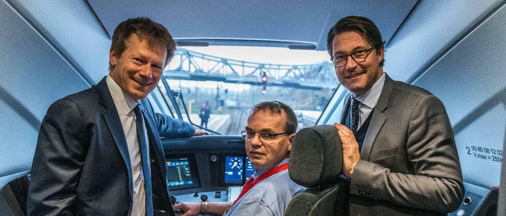 Bundesverkehrsminister Andreas Scheuer (CSU) und der DB-Vorstandsvorsitzende Richard Lutz (links) im Führerhaus eines ICE.