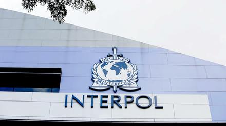 ARCHIV - The Interpol logo on the side of the Interpol Global Complex for Innovation building (IGCI) in Singapore, 14 April 2015. EPA/WALLACE WOON (zu dpa Die europäische Polizeibehörde Europol vom 30.09.2015) +++(c) dpa - Bildfunk+++ |