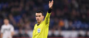 Tapfer durchgehalten. Der rumänische Schiedsrichter Ovidiu Alin Hategan.