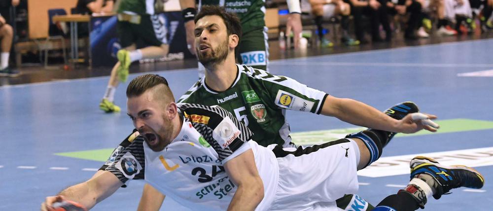 Ein langer Weg nach unten: Berlins Marko Kopljar spitzelt den Ball vor Leipzigs Alen Milosevic (vorne) weg. 
