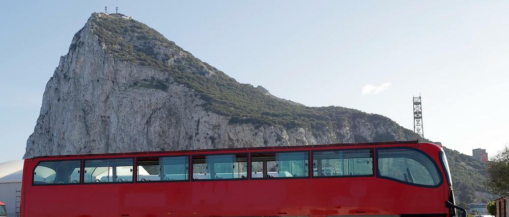 Ein Felsen überragt die Halbinsel Gibraltar, die historisch auch von Spanien reklamiert wird.