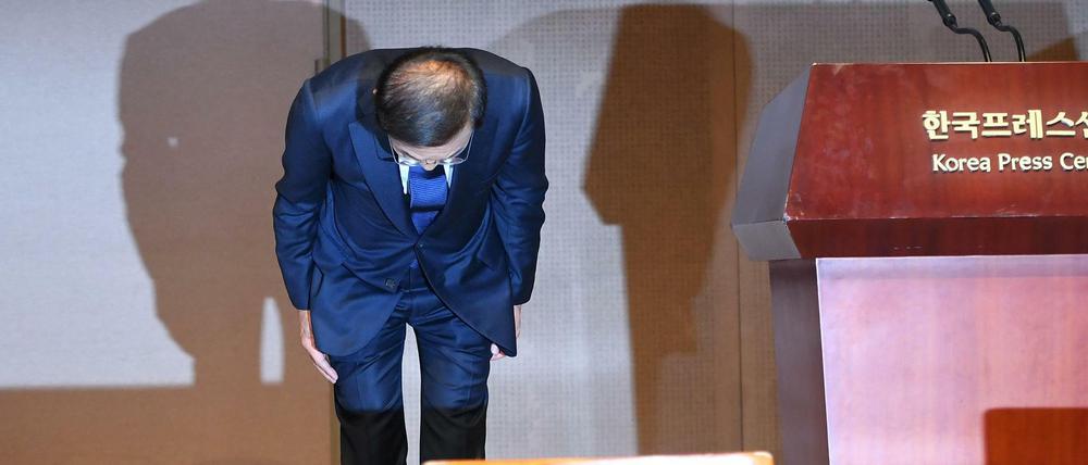 Samsung Electronics Firmencochef Kim Ki Nam verbeugt sich, als er sich offiziell entschuldigt.