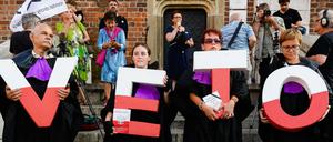 Auch in Polen selbst gab es immer wieder Proteste gegen die Entscheidung der Regierung.